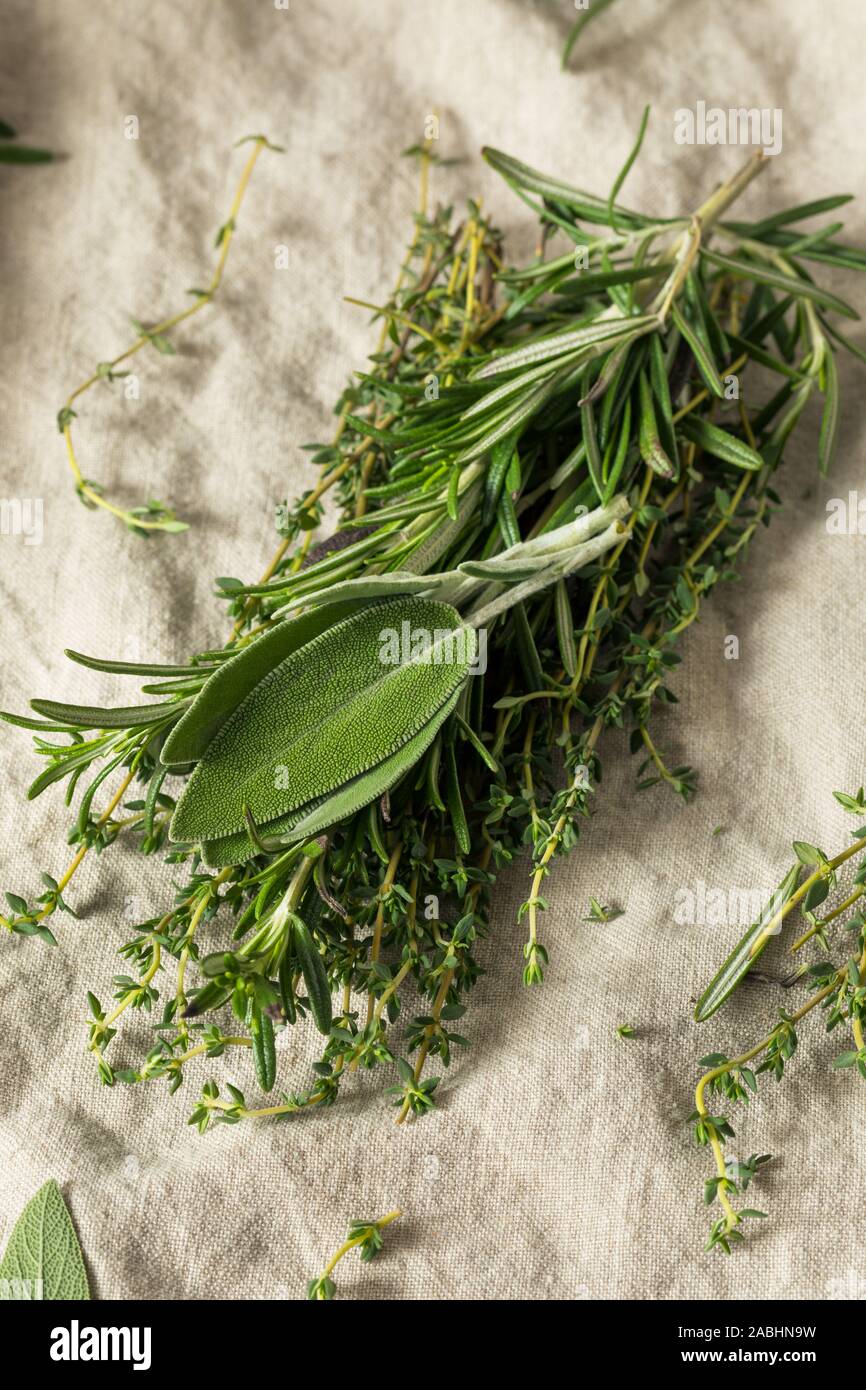 Rohe grüne Geflügel Kräuter mit Rosmarin, Salbei und Thymian Stockfoto