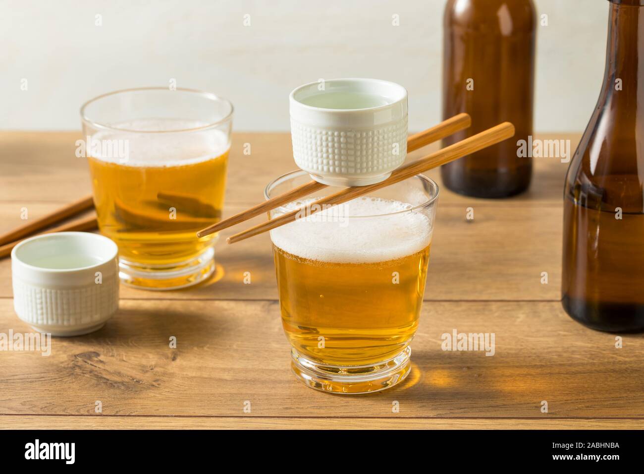Alkoholische japanische Sakebombs mit Reis Wein und Bier Stockfoto