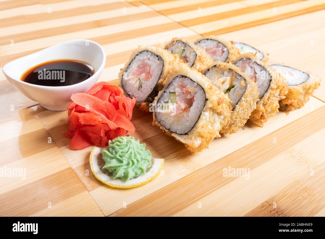 Gebackene Garnelen Rollen. Mit Ingwer und Wasabi Stockfoto