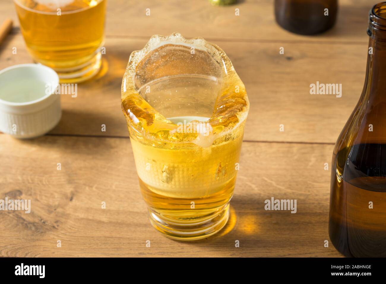 Alkoholische japanische Sakebombs mit Reis Wein und Bier Stockfoto