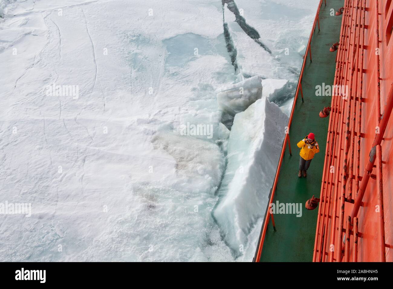 Russland, hohe Arktis. Krachend durch dickes Eis bei 89 Grad Nord als vom Deck der russischen Eisbrecher gesehen, 50 Jahre Sieg. Stockfoto