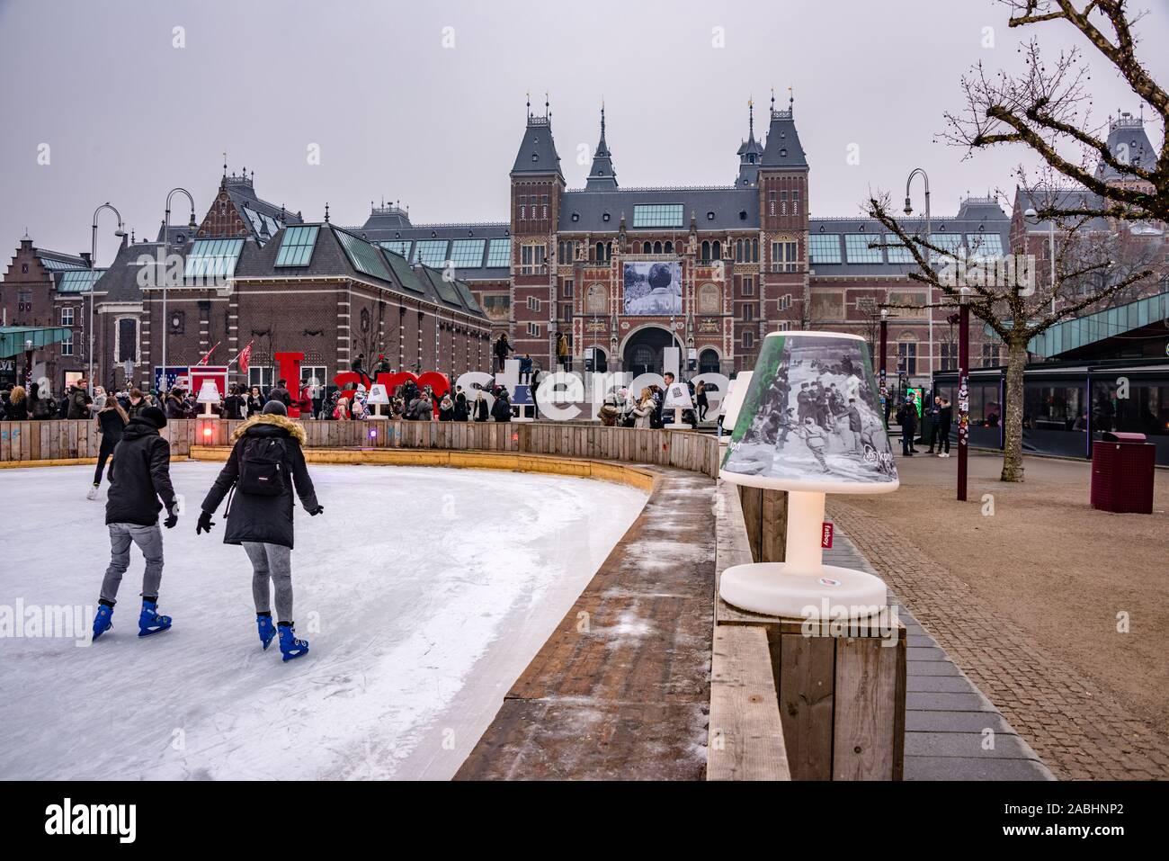 Amsterdam Holland Dezember 2018 Winter scating im Freien auf dem zugefrorenen Teich vor dem Rijksmuseum einschließlich der weißen Zugbrücke specialy fo gemacht Stockfoto