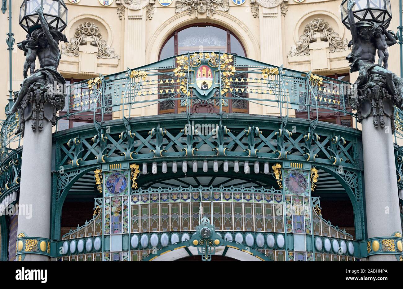 Im Art Nouveau Stil Balkon über dem Eingang Vorhalle des Gemeindehaus, Prag dekoriert. Stockfoto