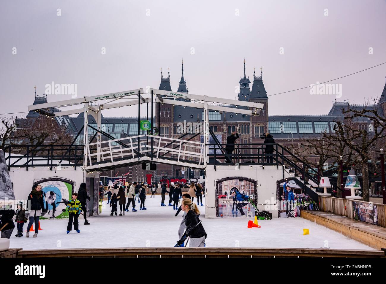 Amsterdam Holland Dezember 2018 Winter scating und Aufnahmen im Freien auf dem zugefrorenen Teich vor dem Rijksmuseum einschließlich der Weißen drawbri Stockfoto