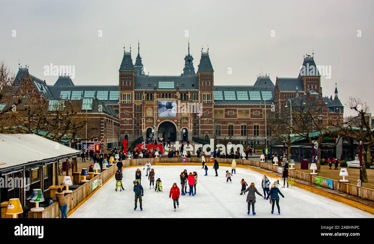 Amsterdam Holland Dezember 2018 Winter scating im Freien auf dem zugefrorenen Teich vor dem Rijksmuseum einschließlich der weißen Zugbrücke specialy fo gemacht Stockfoto
