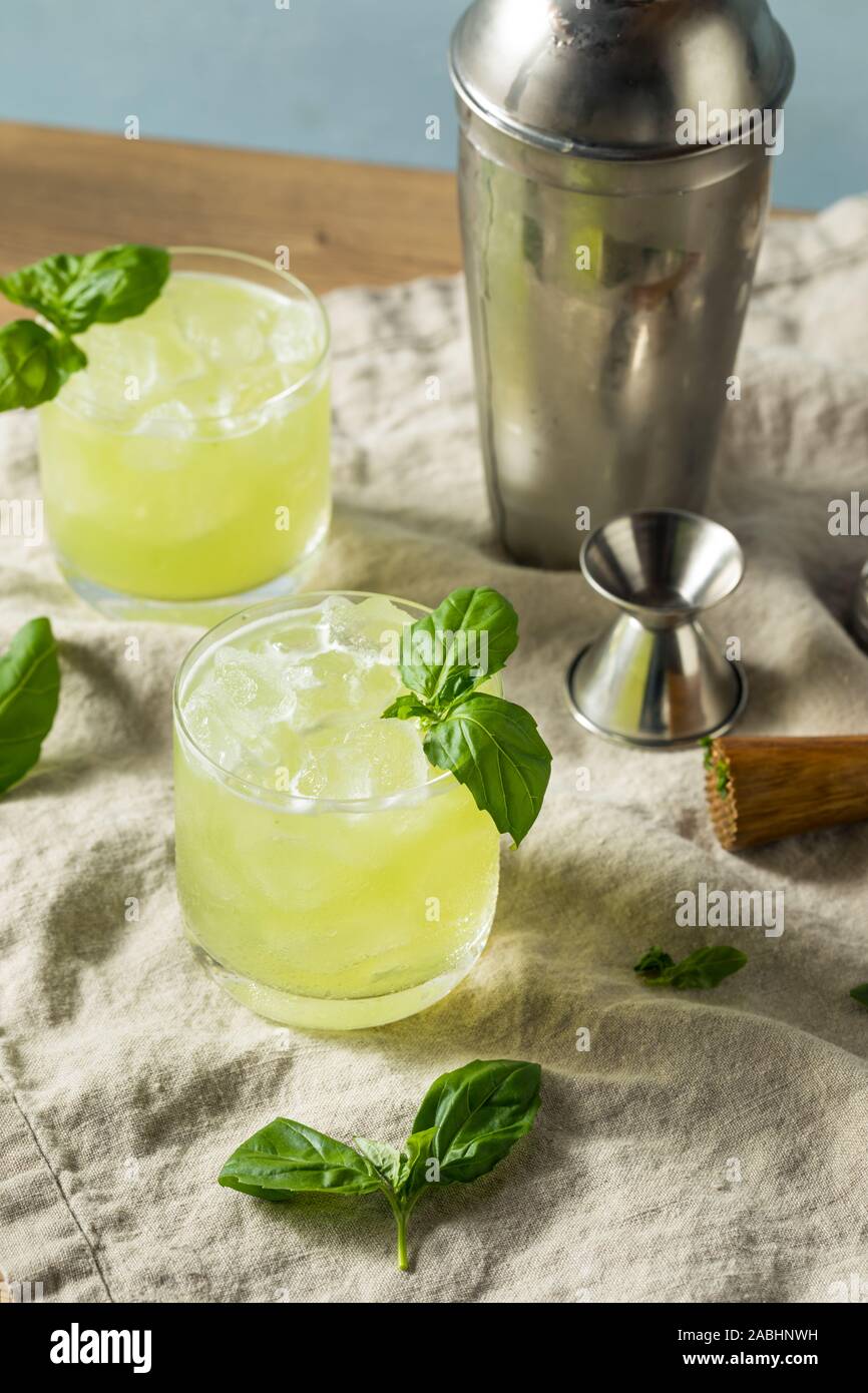 Hausgemachte alkoholische Gin Basil Smash mit Zitrone Stockfoto