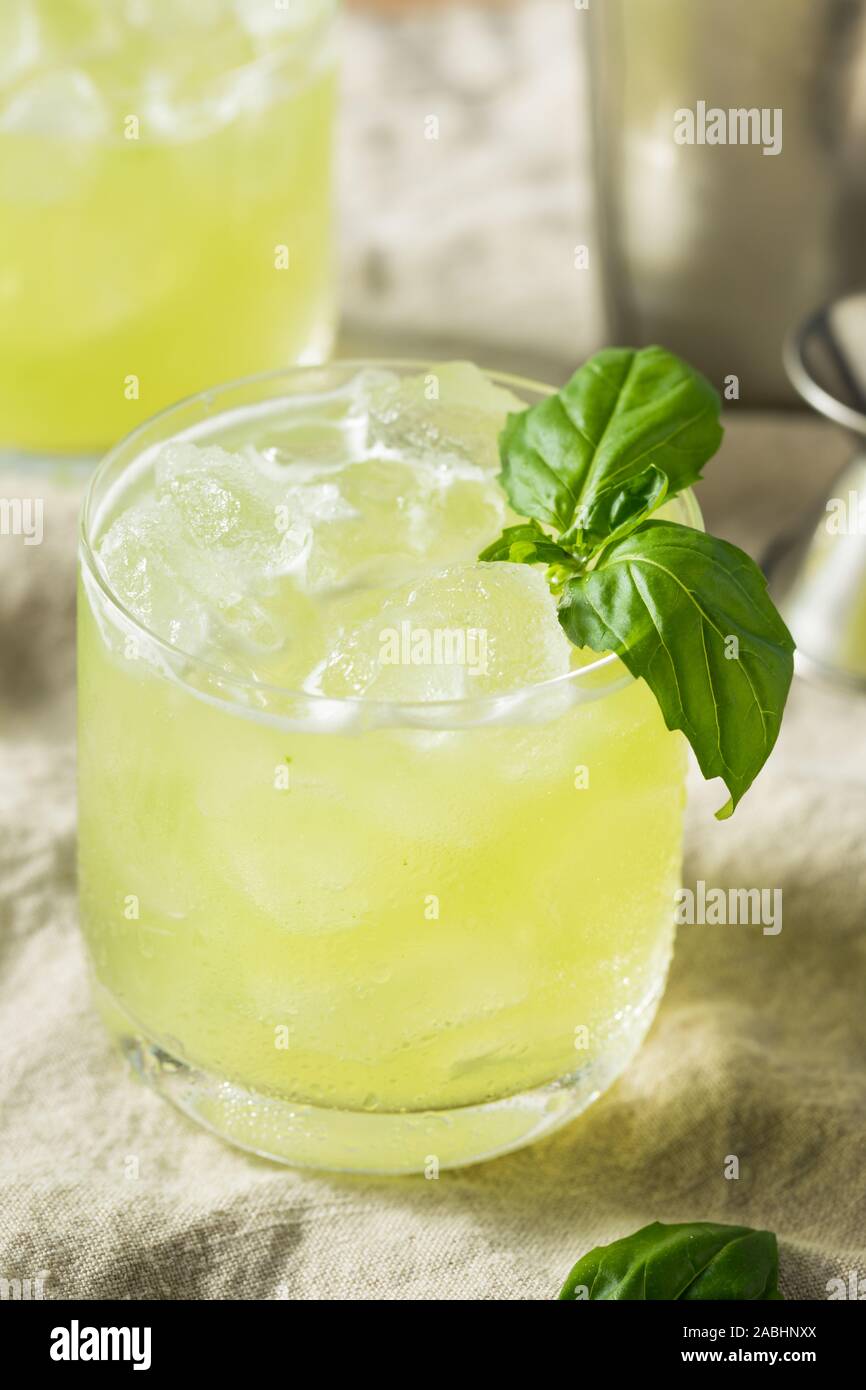 Hausgemachte alkoholische Gin Basil Smash mit Zitrone Stockfoto