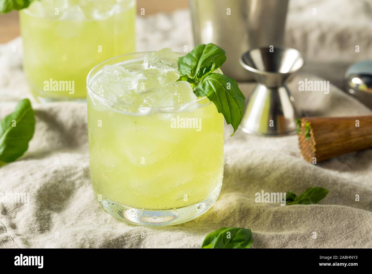 Hausgemachte alkoholische Gin Basil Smash mit Zitrone Stockfoto