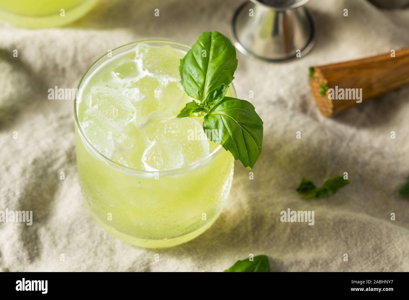 Hausgemachte alkoholische Gin Basil Smash mit Zitrone Stockfoto