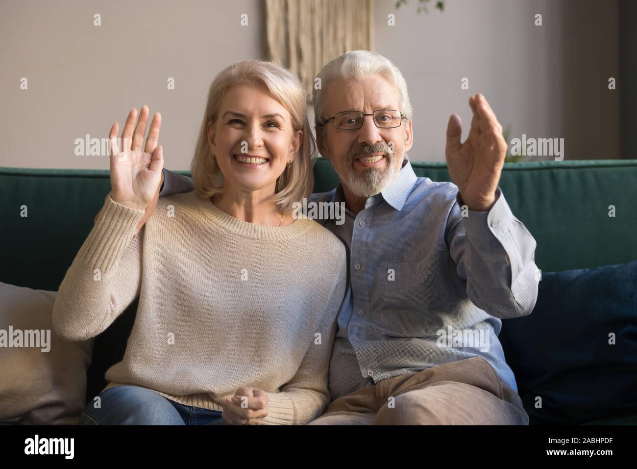 Gerne ältere Paare betrachtet Kamera winkende Hände gruss Freund Stockfoto
