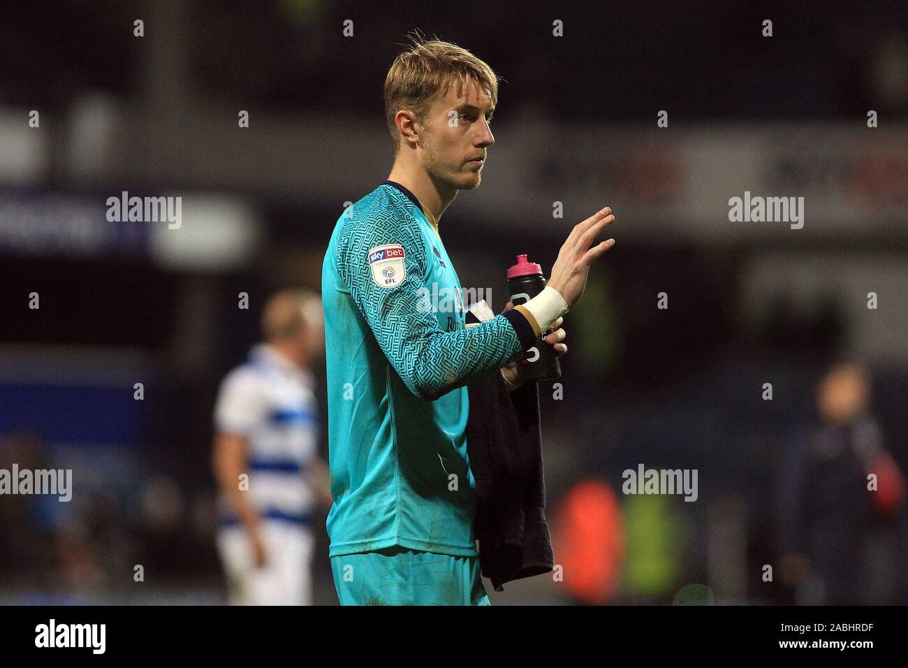 Joe Lumley, der torwart von Queens Park Rangers sagt sorry an die QPR Fans nach einem weiteren Fehler an Alfa Semedo von Nottingham Forest führt viertes Ziel seines Teams zählen. EFL Skybet Meisterschaft übereinstimmen, Queens Park Rangers v Nottingham Forest am Kiyan Prinz Stiftung Stadium, Loftus Road in London am Mittwoch, den 27. November 2019. Dieses Bild dürfen nur für redaktionelle Zwecke verwendet werden. Nur die redaktionelle Nutzung, eine Lizenz für die gewerbliche Nutzung erforderlich. Keine Verwendung in Wetten, Spiele oder einer einzelnen Verein/Liga/player Publikationen. pic von Steffan Bowen/Andrew Orchard sport Fotografie/Alamy leben Nachrichten Stockfoto