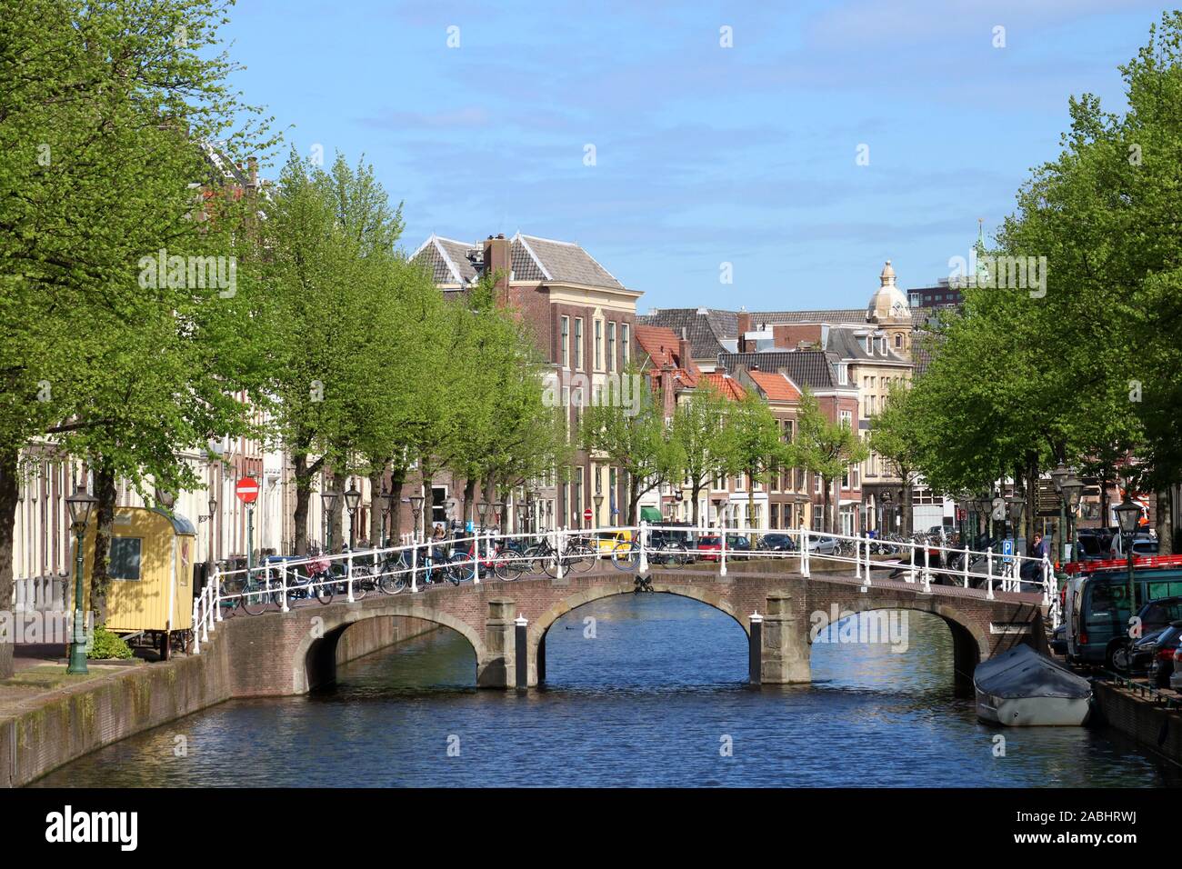 Anzeigen suchen an der Rapenburg Kanal auf der Doelenbrug, eine Brücke in der Altstadt von Leiden, Südholland, Niederlande an einem sonnigen Frühlingstag. Stockfoto