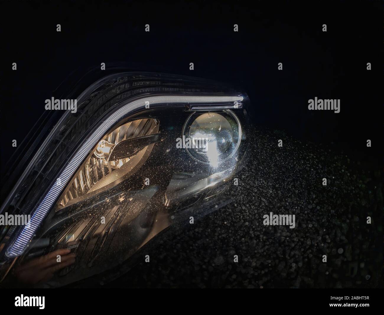LED Scheinwerfer in der Dunkelheit Stockfoto