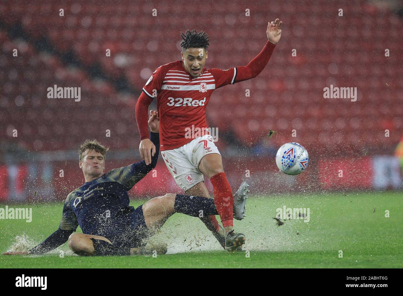 MIDDLESBROUGH, ENGLAND - 27. NOVEMBER Mads Juel Andersen Barnsley Schlachten mit Middlesbrough ist Marcus Tavernier während der Sky Bet Championship Match zwischen Barnsley und Middlesbrough an Oakwell, Barnsley am Mittwoch, den 27. November 2019. (Credit: Mark Fletcher | MI Nachrichten) das Fotografieren dürfen nur für Zeitung und/oder Zeitschrift redaktionelle Zwecke verwendet werden, eine Lizenz für die gewerbliche Nutzung erforderlich. Credit: MI Nachrichten & Sport/Alamy leben Nachrichten Stockfoto