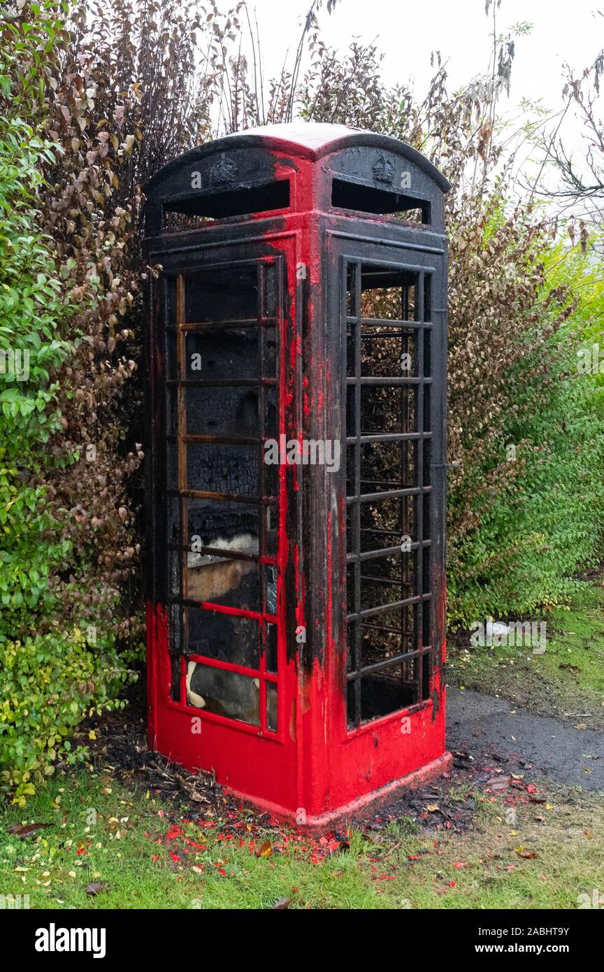 Anti- Sozialverhalten - Ausgebrannt rote Telefonzelle in der South Yorkshire Dorf Barnburgh, die wie ein Dorf Bibliothek verwendet wurde Stockfoto
