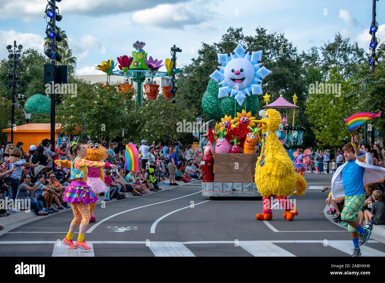 Orlando, Florida. November 22, 2019. Big Bird und Tänzer in Sesam Straße Party Parade in Seaworld Stockfoto
