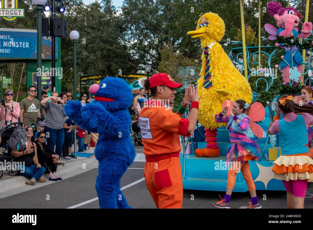 Orlando, Florida. November 22, 2019. Grover, Big Bird und Tänzer in Sesam Straße Party Parade in Seaworld Stockfoto