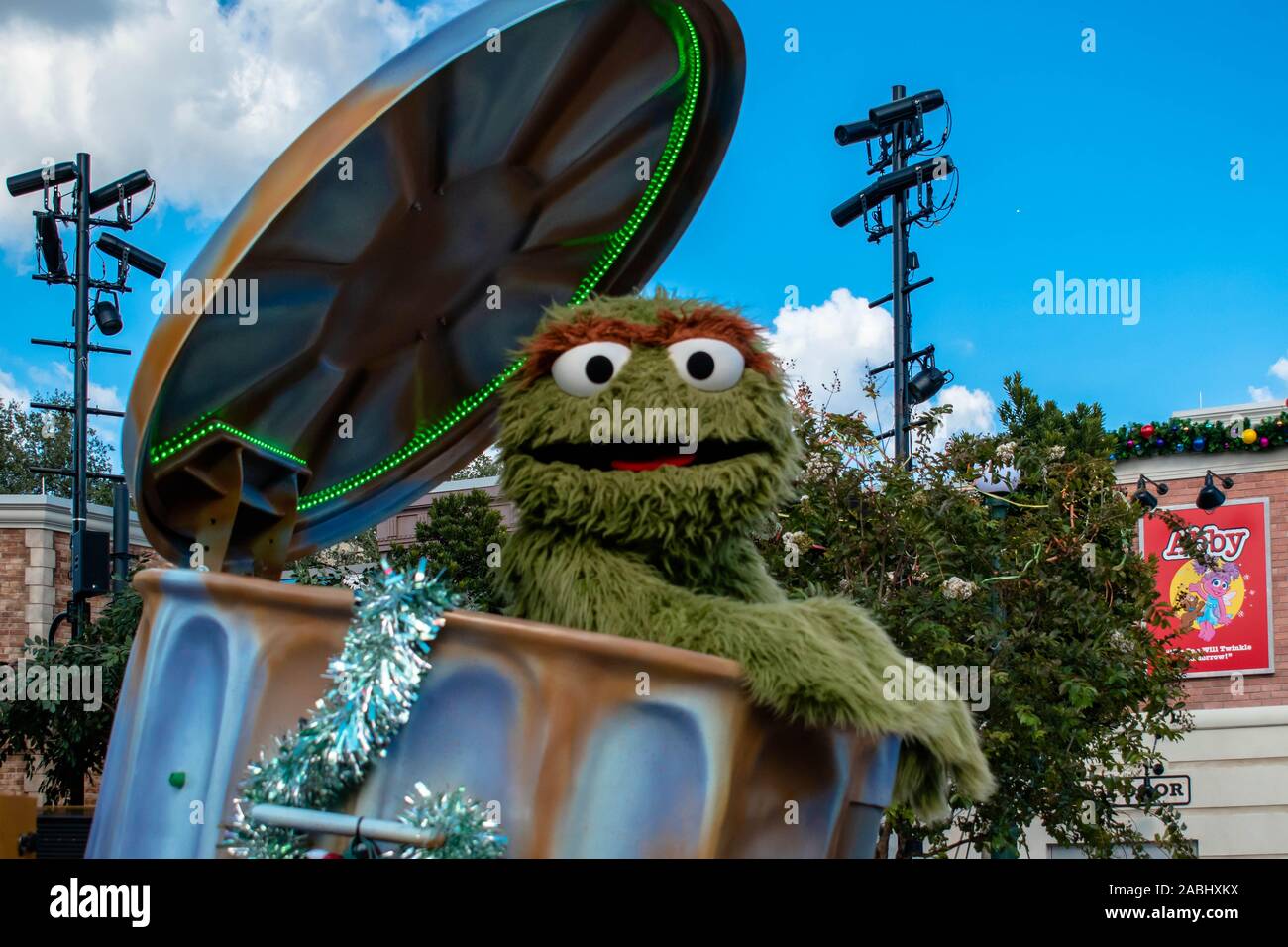 Orlando, Florida. November 22, 2019. Oscar die Muffel in Sesam Straße Party Parade in Seaworld Stockfoto