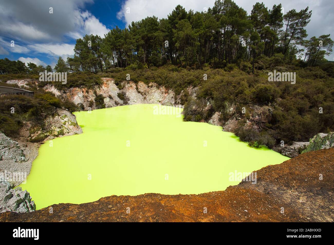 Die grünen Teufel Badewanne Pool im Wai-O-Tapu geothermische Gebiet in der Nähe von Rotorua, Neuseeland Stockfoto