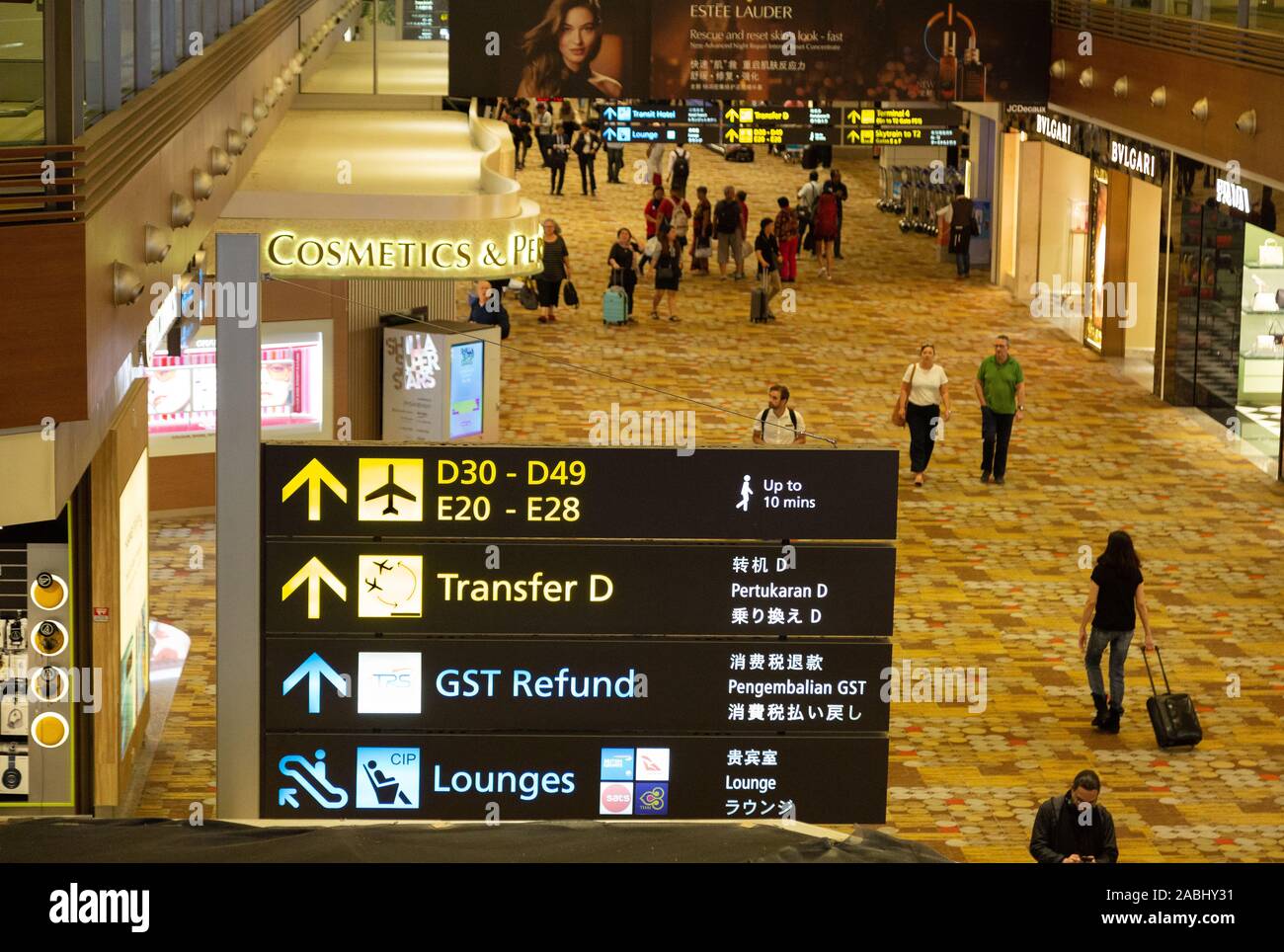 Changi Airport Singapur - Innenansicht der Passagiere im Terminal, Changi Singapore Stockfoto