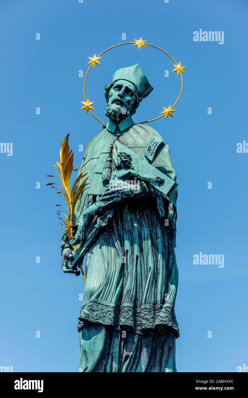 Statue, St. Johannes von Nepomuk, Karlsbrücke, Prag, Tschechische Republik Stockfoto