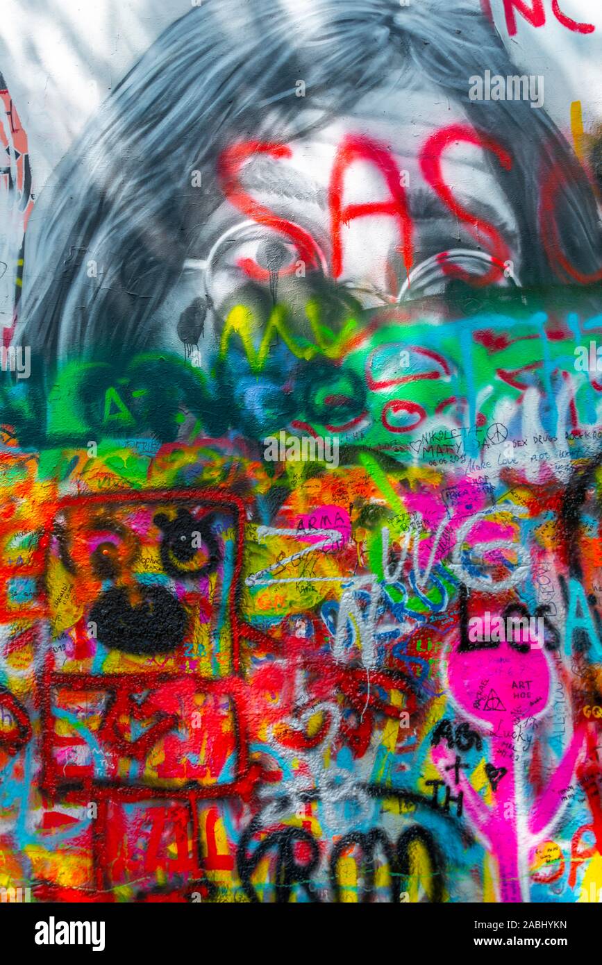 Bunte graffiti auf der John Lennon Mauer, Prag, Böhmen, Tschechien Stockfoto