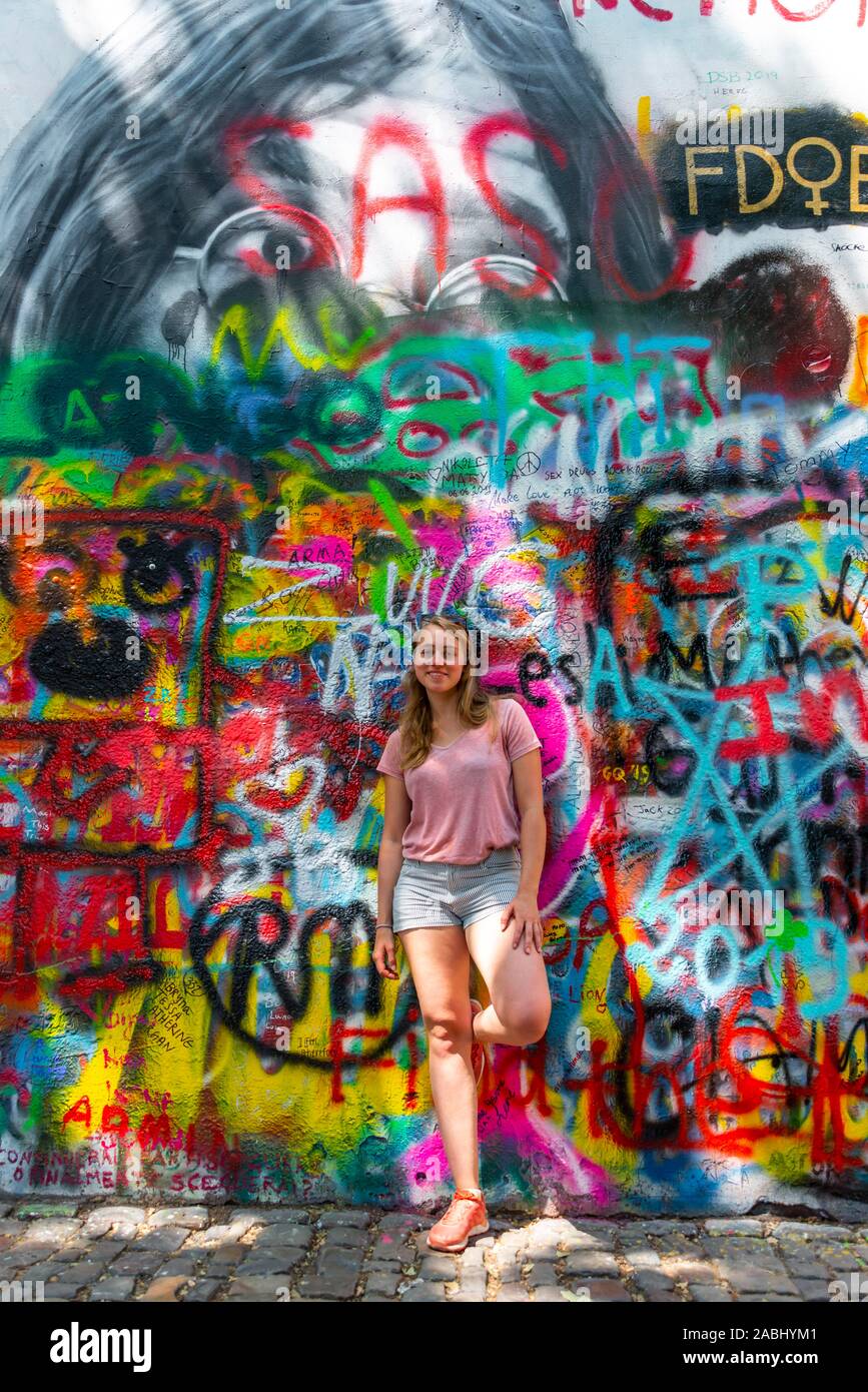Frau stand vor der Bunten Graffiti an der John-Lennon-Wand, Prag, Böhmen, Tschechien Stockfoto