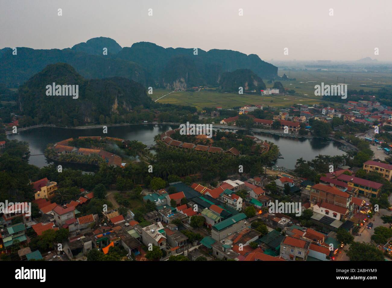 Luftaufnahme von Tam Coc in der Nähe von Ninh Binh bei Sonnenuntergang im Norden von Vietnam, Asien. Stockfoto