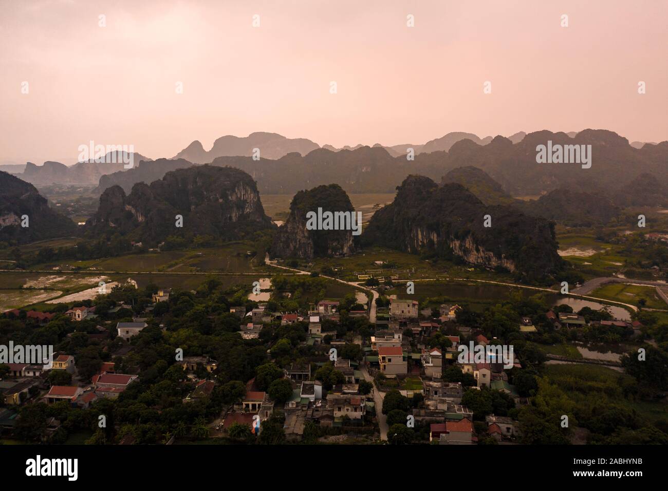 Luftaufnahme von Tam Coc in der Nähe von Ninh Binh bei Sonnenuntergang im Norden von Vietnam, Asien. Stockfoto