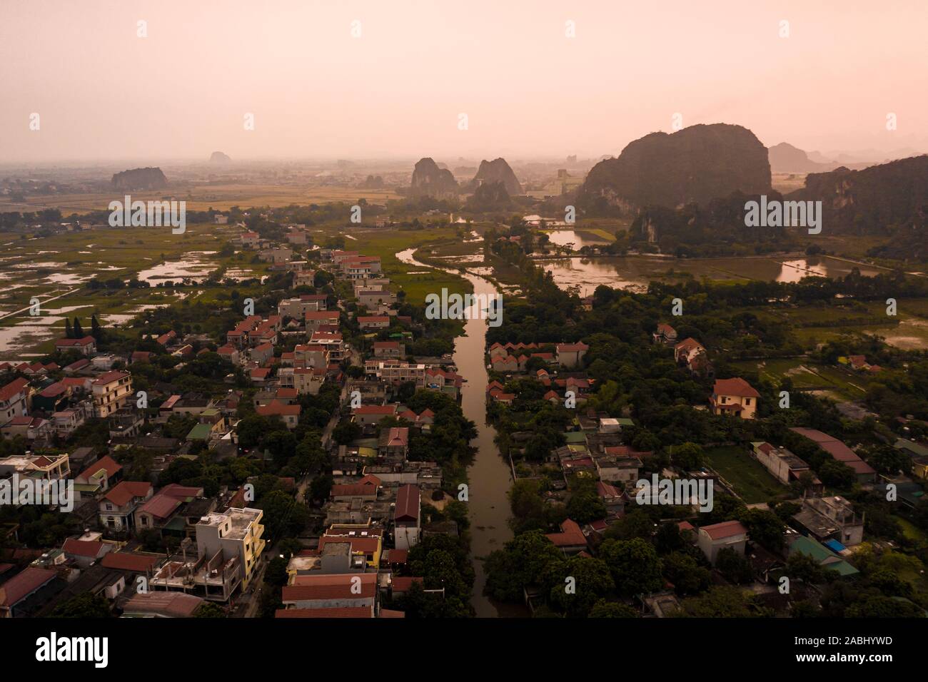 Luftaufnahme von Tam Coc in der Nähe von Ninh Binh bei Sonnenuntergang im Norden von Vietnam, Asien. Stockfoto