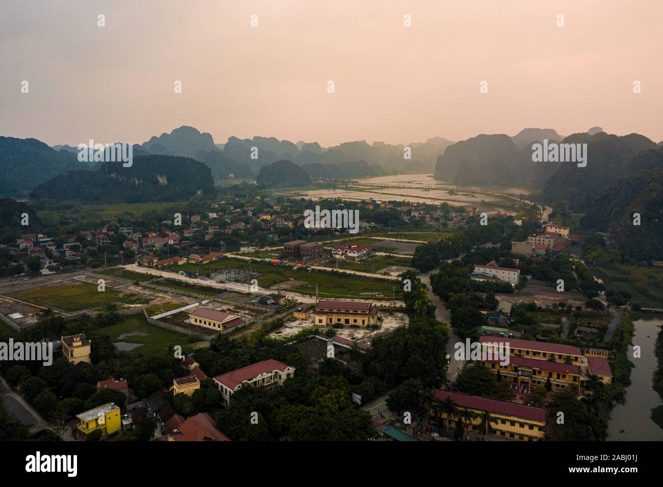 Luftaufnahme von Tam Coc in der Nähe von Ninh Binh bei Sonnenuntergang im Norden von Vietnam, Asien. Stockfoto
