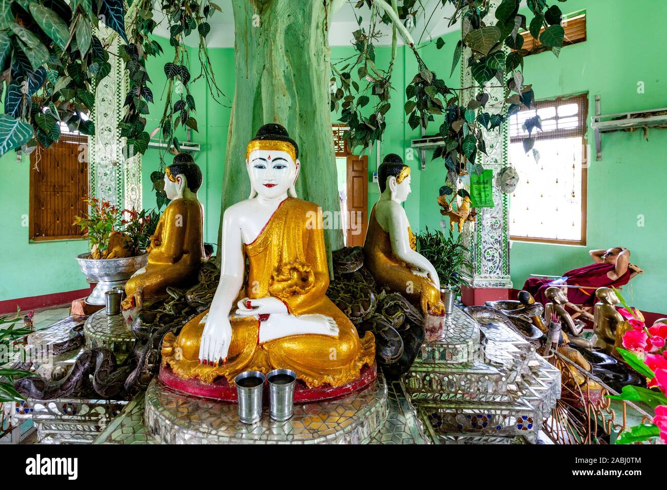 Die Mwe Paya Schlange Pagode, Dalah, in der Nähe von Yangon, Myanmar. Stockfoto