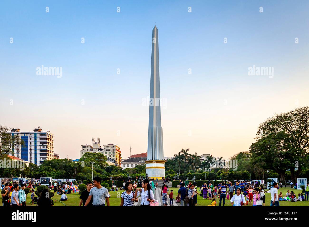 Die Menschen vor Ort Besuch der Independence Monument und Maha Bandula Park, Yangon, Myanmar. Stockfoto