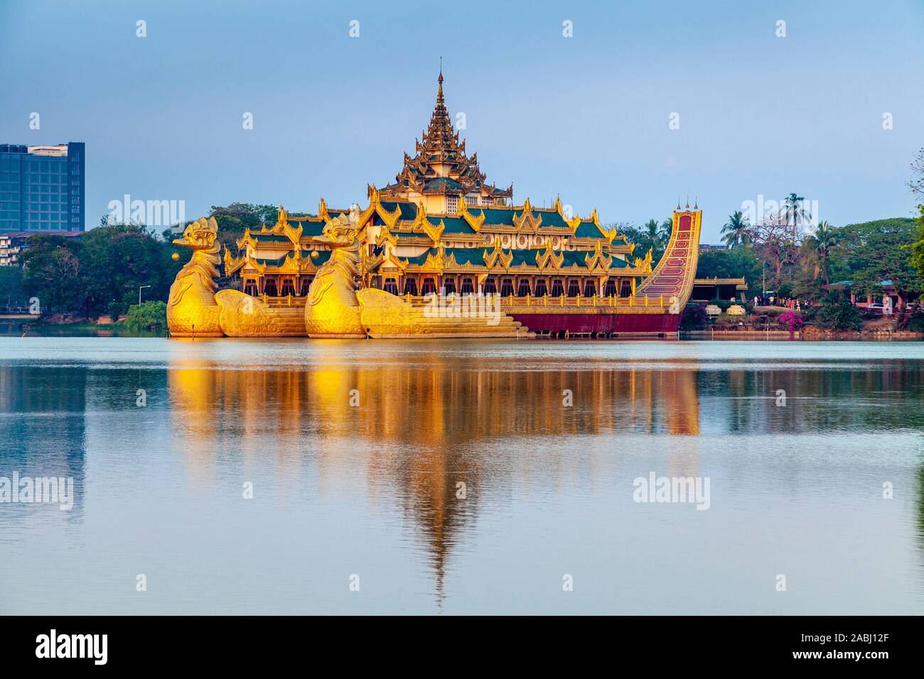 Die Karaweik repräsentiert, See Kandawgyi, Yangon, Myanmar. Stockfoto