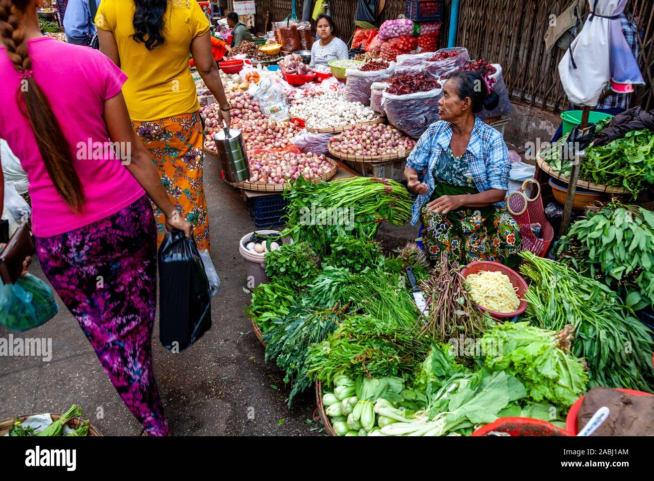 Die lokale Bevölkerung den Kauf und Verkauf von Gemüse in der 26. Street Market, Yangon, Myanmar. Stockfoto