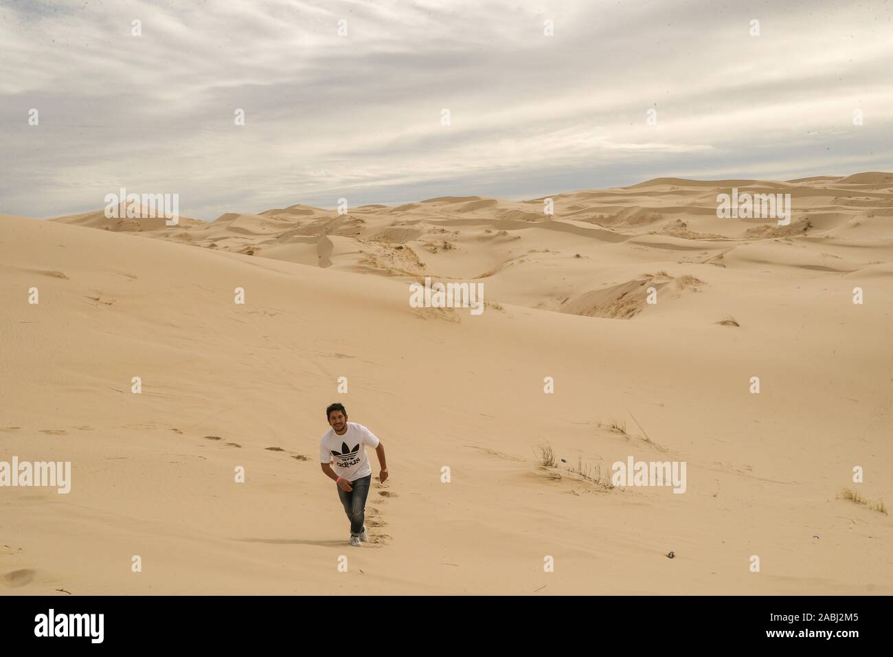 Ein Mann Sanddünen der Wüste Samalayuca, Chihuahua Mexiko. 52 km südlich von Ciudad Juárez in der Mitte der Wüste, bekannt als die Médanos Stockfoto