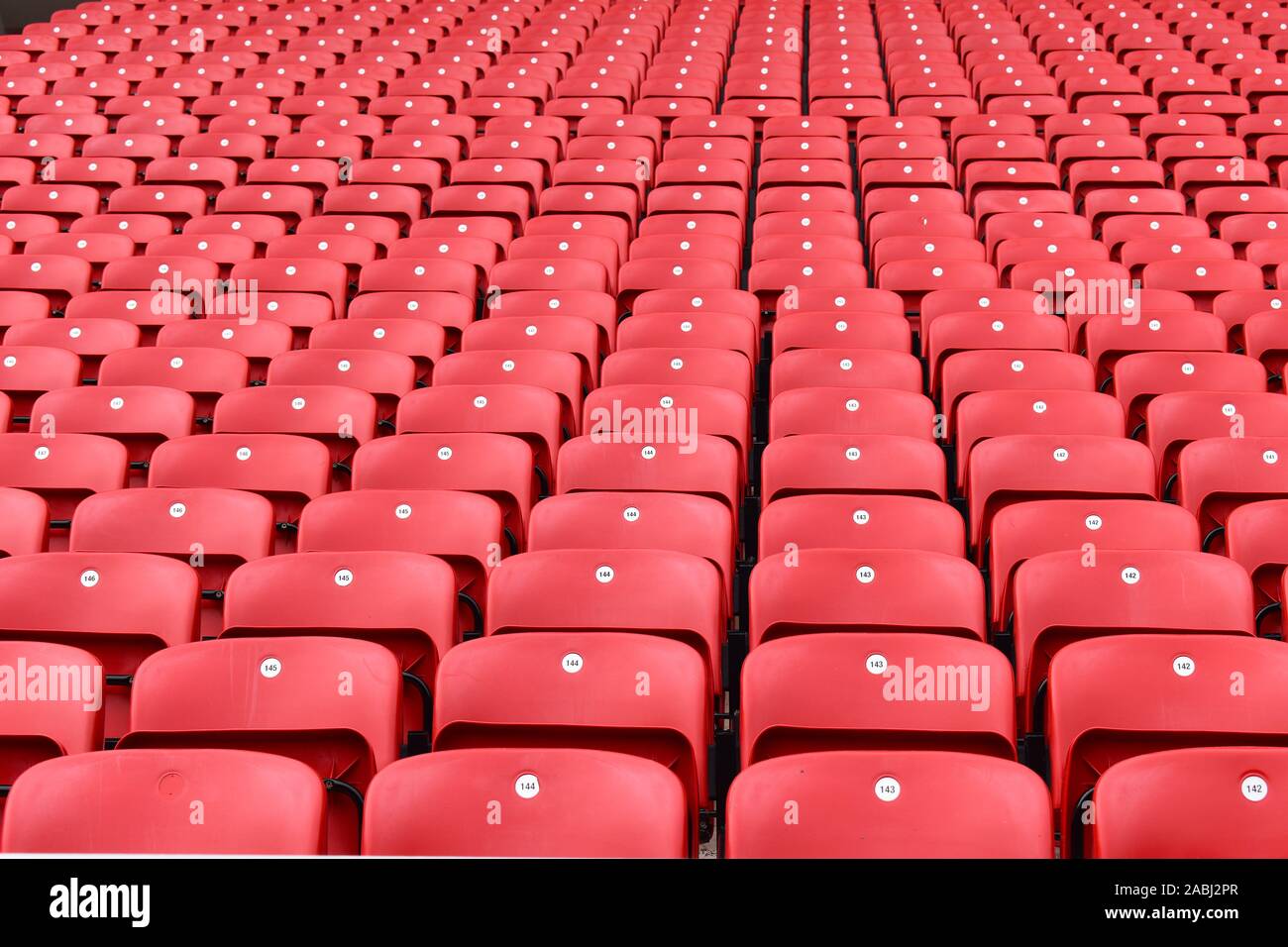 Rote Plastikstühle in einem Stadion. Liverpool FC fan Zonen öffnen vier Stunden vor Spielbeginn am Spieltag und sind ideal für Anhänger zu treffen. Stockfoto