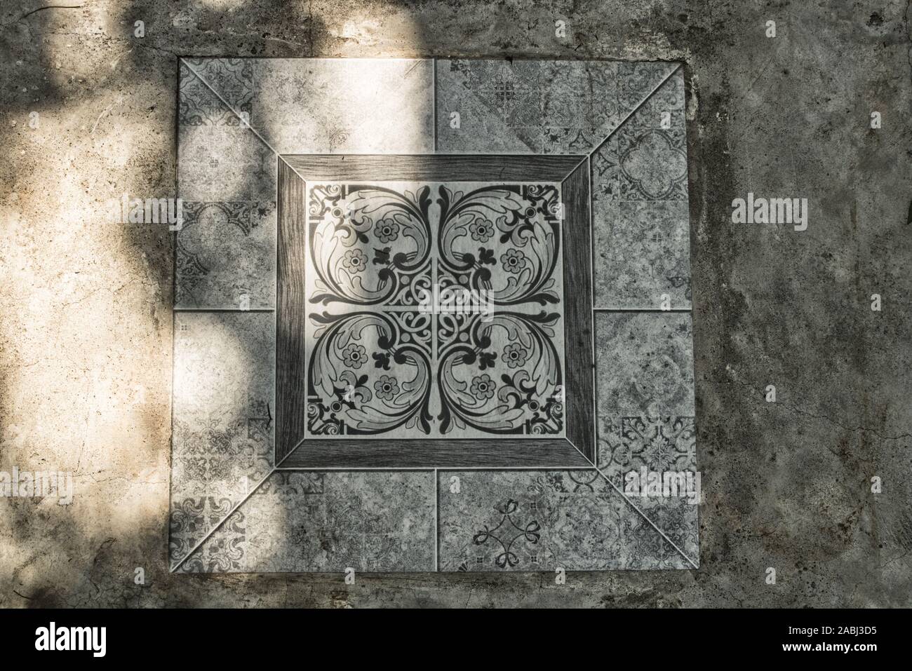 Dieses einzigartige Foto zeigt eine schöne Bodenfliese mit einem großartigen arabischen Muster! Stockfoto