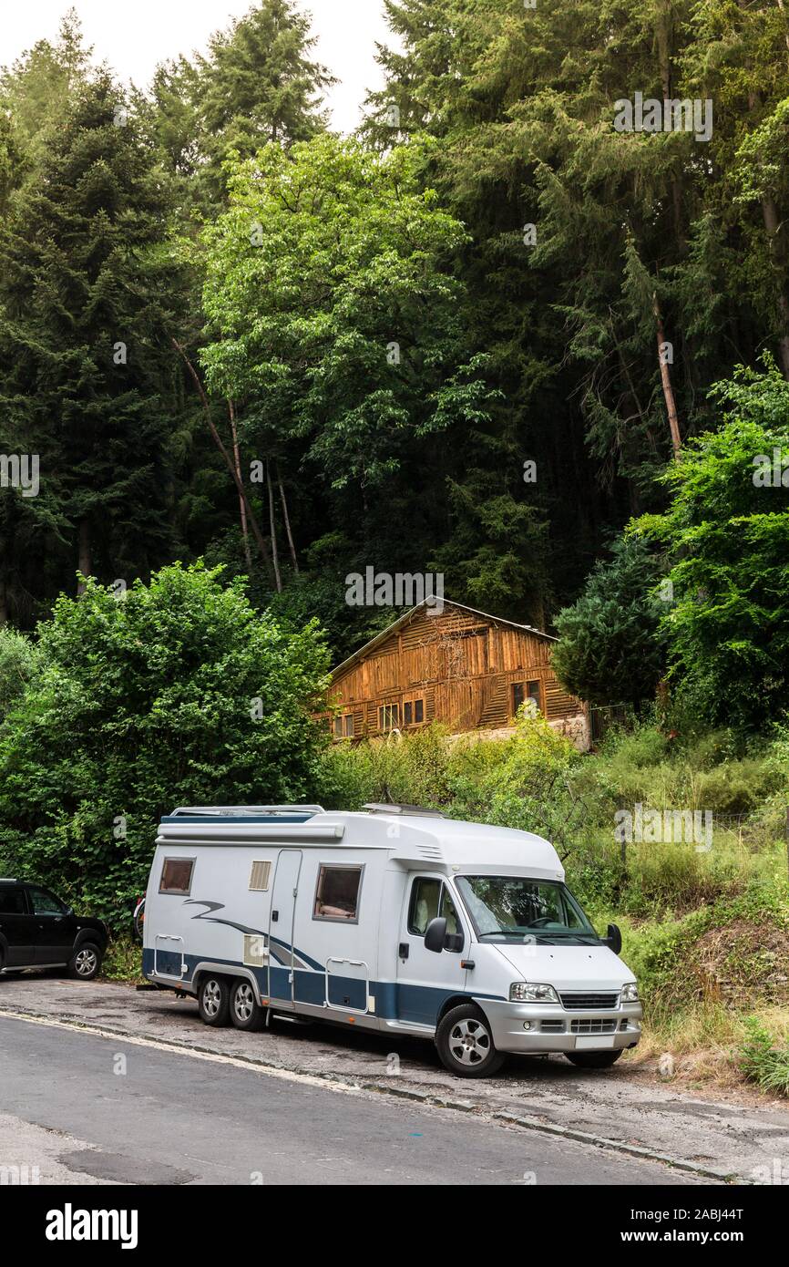 Reisen im Wohnmobil, Camping im Wald Stockfoto