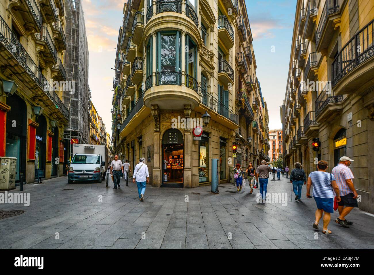 Touristen und Einheimische beginnen ihren Tag früh wie speichert Open For Business bei einem schönen Kreuzung der Straßen im Gotischen Viertel von Barcelona, Spanien. Stockfoto