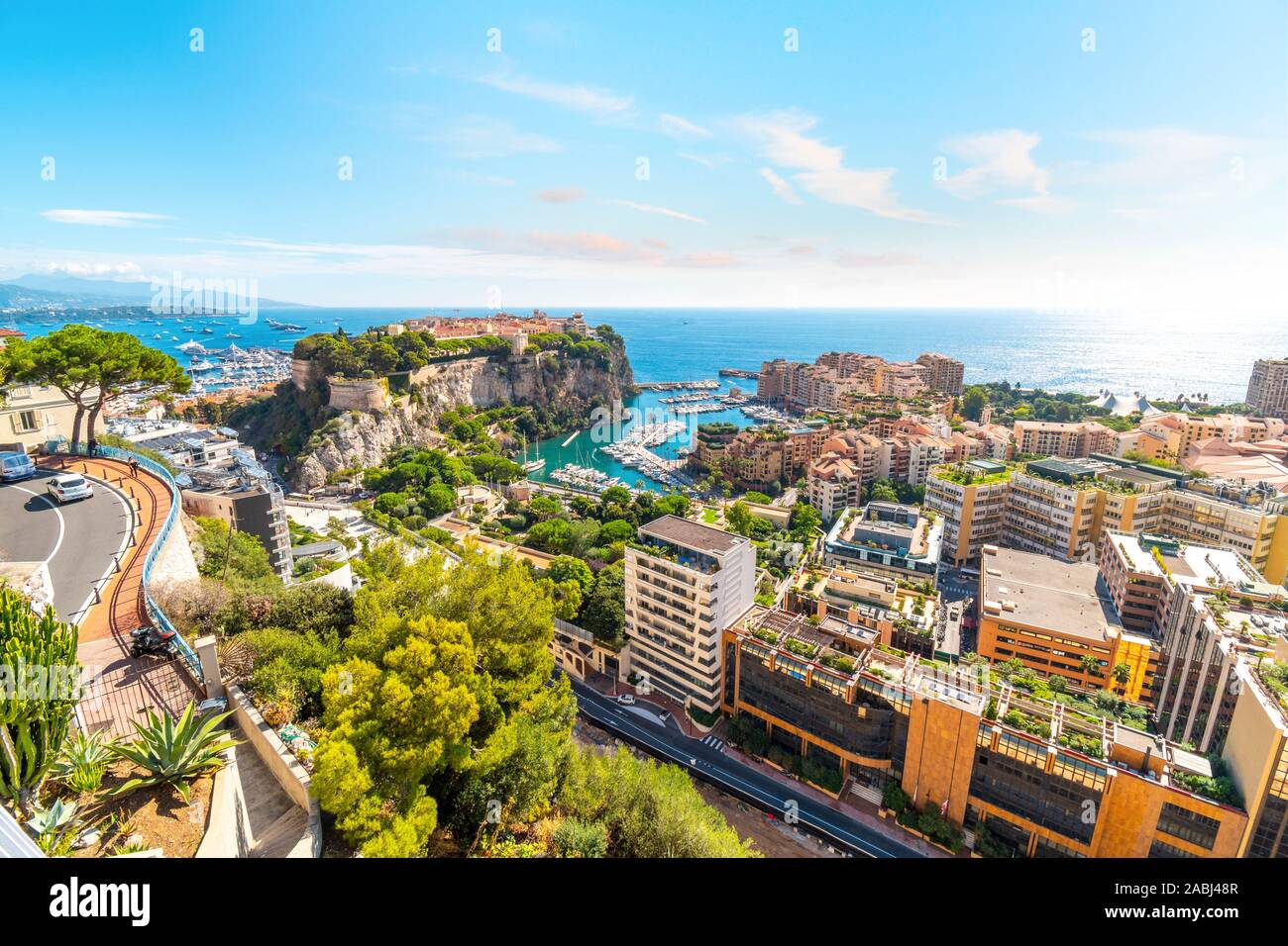 Blick auf das Mittelmeer und die Marina, Port, Städte von Monte Carlo und Fontvieille und Rock von Monte Carlo, Monaco, von der exotischen Gärten Stockfoto
