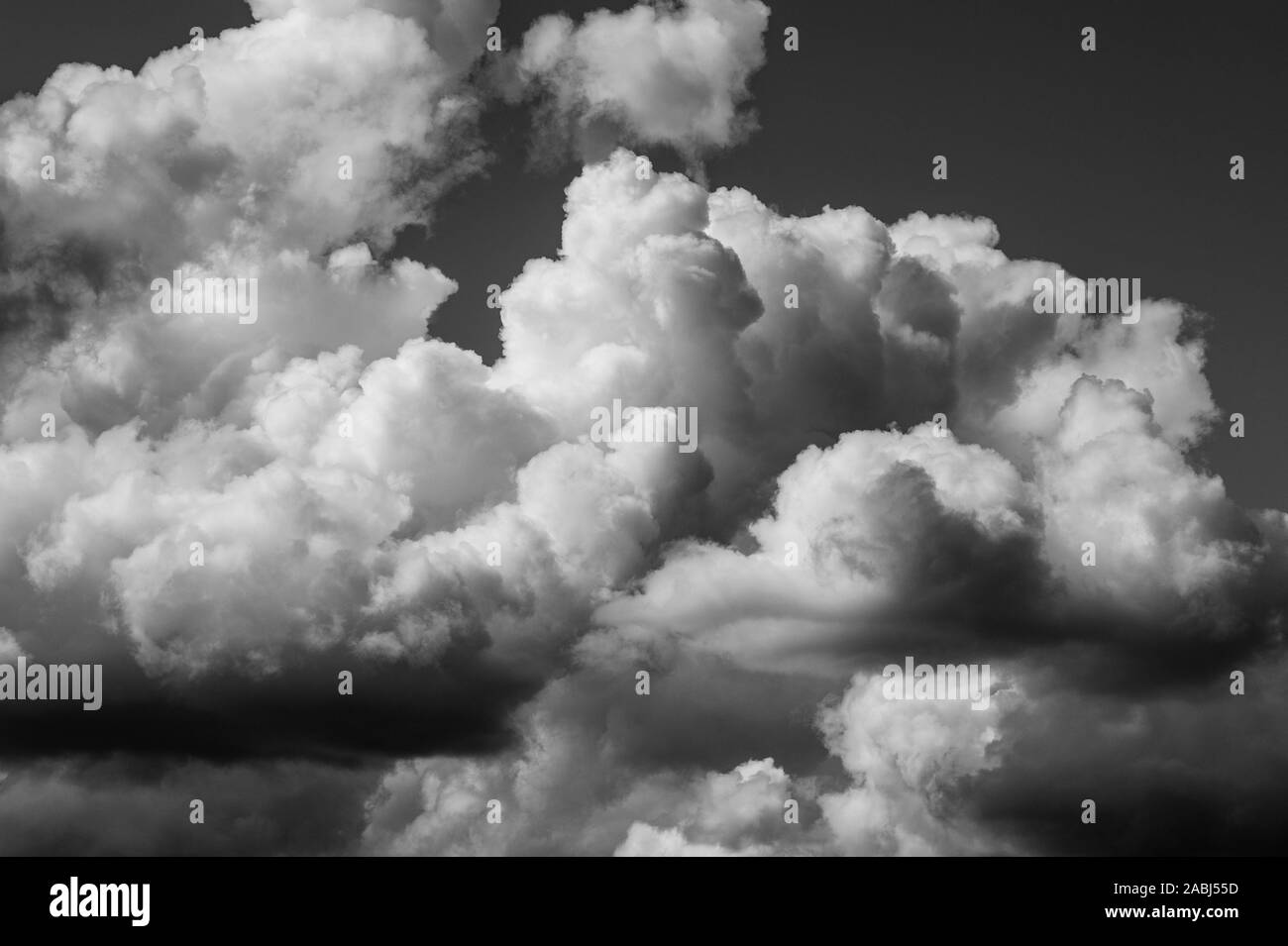 Cumulus Wolken mit vertikalen Wachstum in Dramatischer Himmel Stockfoto