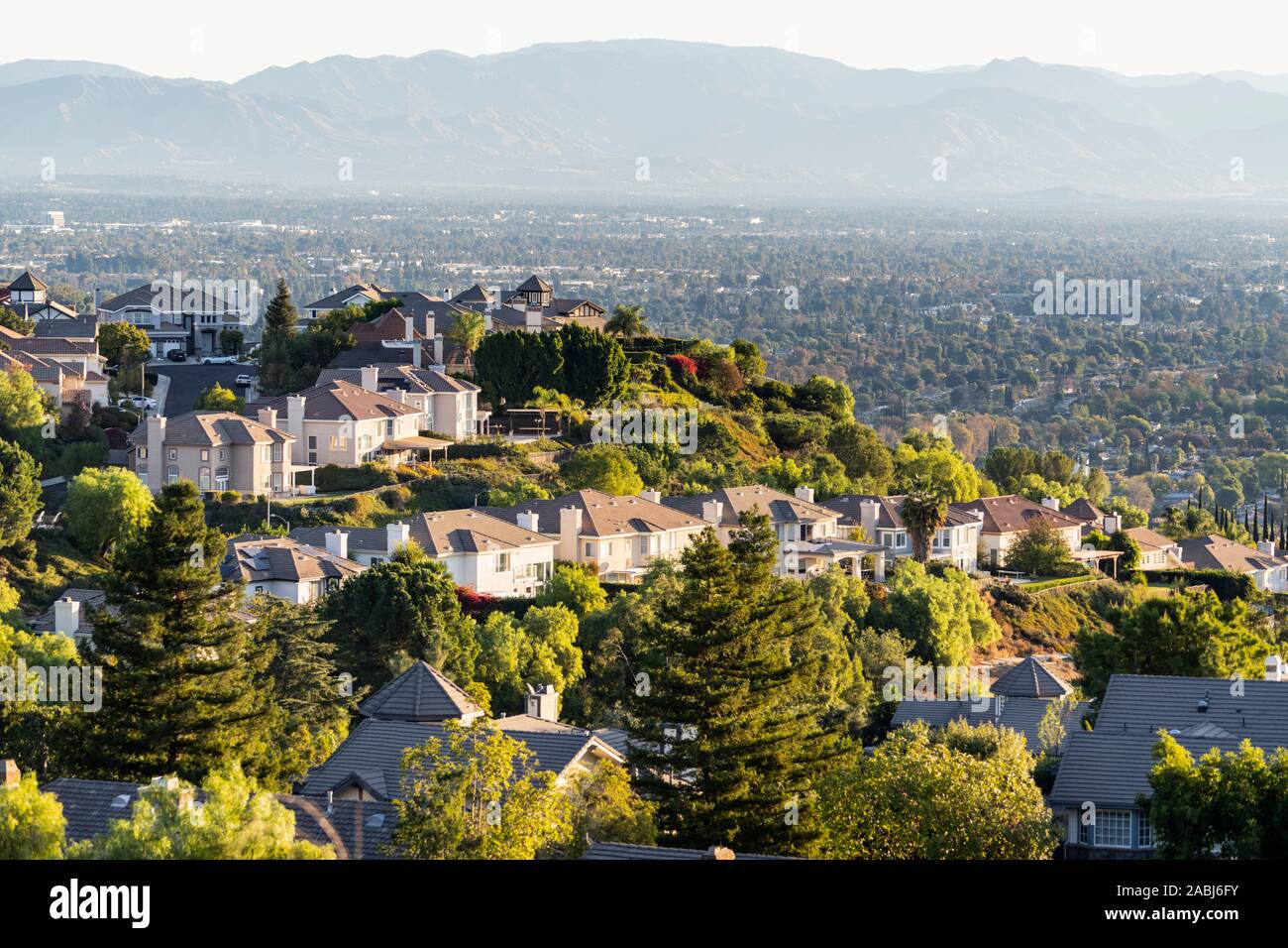 Hügel San Fernando Valley Blick von Westen Hügel Nachbarschaft in der Gegend von Los Angeles, Kalifornien. Stockfoto