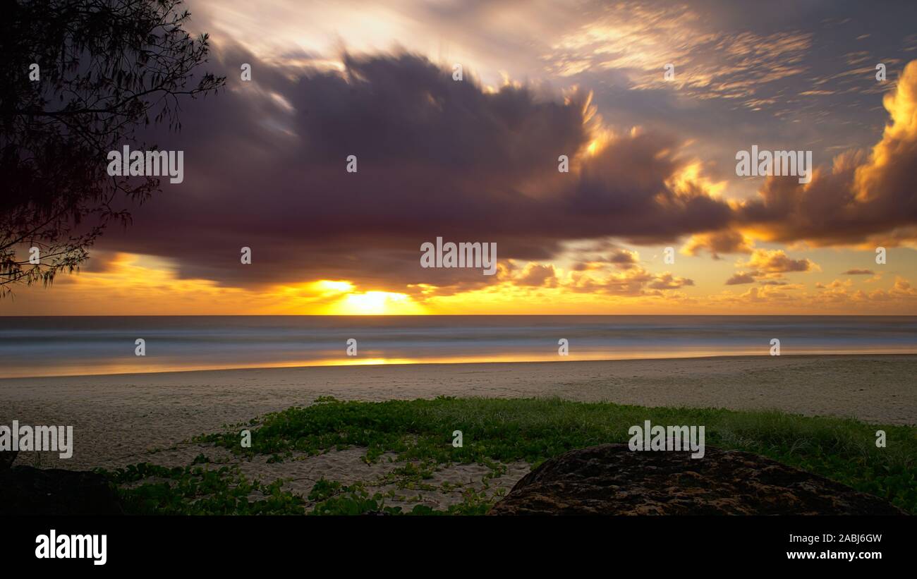 Sonnenaufgang am Strand lange Belichtung Stockfoto