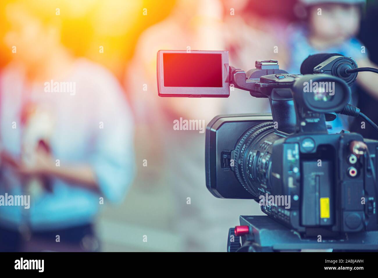 Video Kamera camcorder Bediener an Live Event Rundfunk blauen Farbton. Stockfoto
