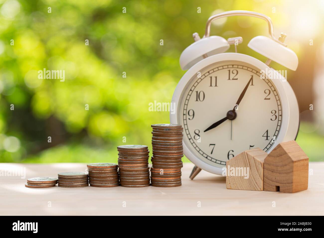 Home Maintenance Fee oder Geld sparen für ein neues Haus mit der Zeit Uhren für zukünftige Konzept kaufen. Stockfoto