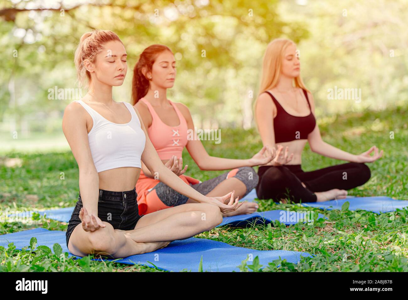 Yoga outdoor von schönen Frauen in Lotus Körperhaltung Sitzen entspannen Ruhe und Meditation für gesunden Lebensstil. Stockfoto