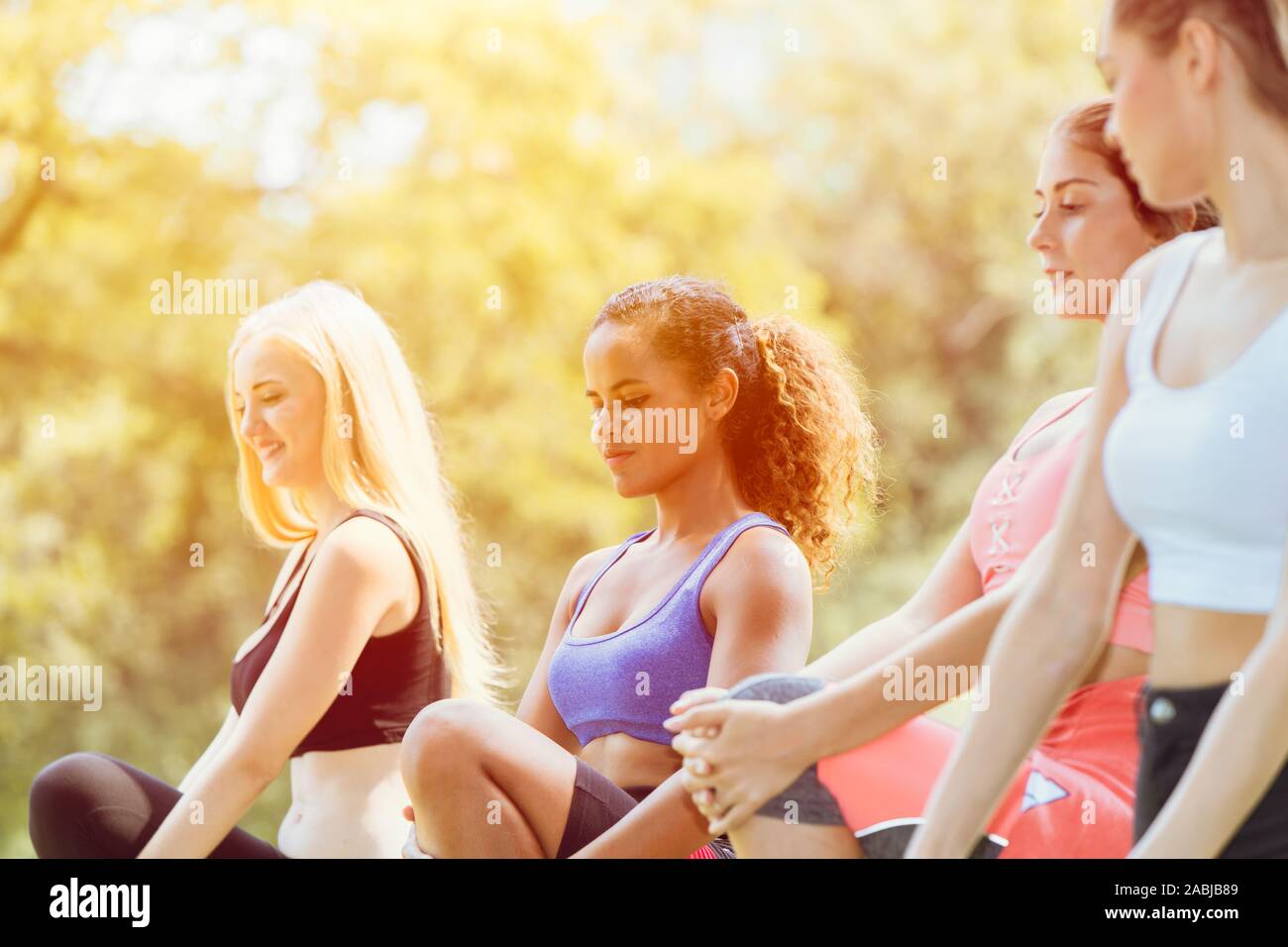 Gruppe der Teenager Frau mix Rennen tun workout Sport Übung Aufwärmen bei outdoor Park. Stockfoto