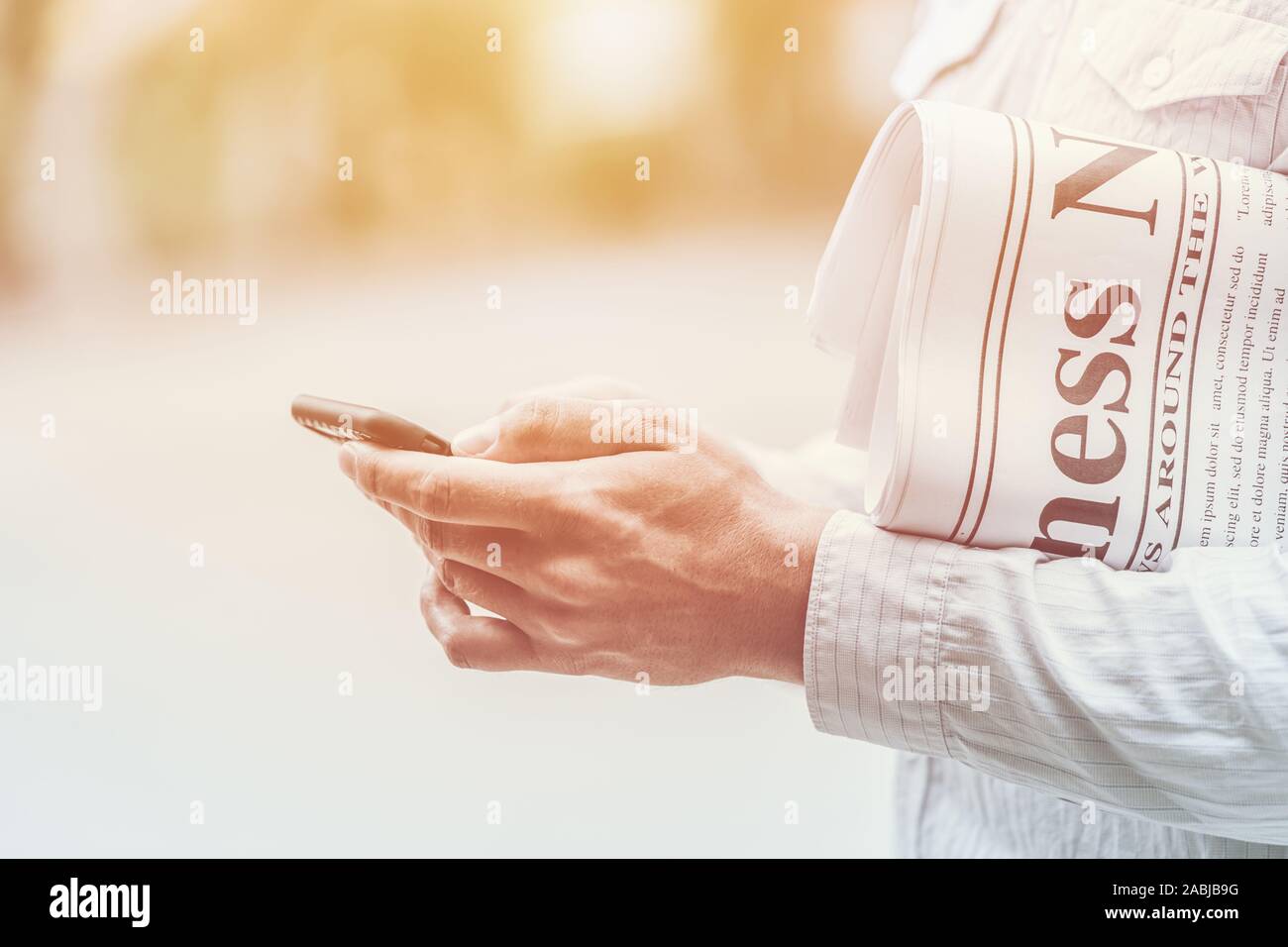 Business man prüfen News Update lesen Markt Informationen von Mobile Smartphone statt Zeitung. Stockfoto