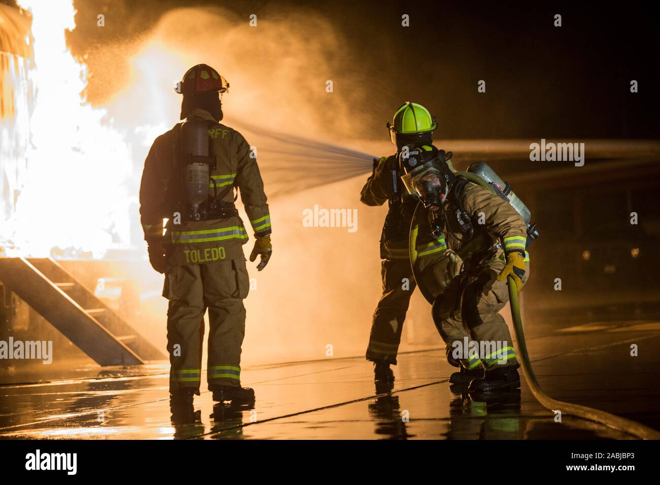Us-Marines mit Flugzeugen Rettung und Brandbekämpfung (ARFF), Sitz und Hauptverwaltung Squadron (H&HS), Marine Corps Air Station (WAB) Yuma Verhalten wenig Licht hand Line Bohrer während live Training auf MCAS Yuma, Ariz., Nov. 21, 2019 brennen. Hand Linie Übungen konzentrieren sich auf Techniken Kraftstoff Brände von Flugzeugen zu drücken, ARFF Marines Zug monatlich ihre Bereitschaft zu erhöhen, wenn die Reaktion auf Notfälle auf dem Flug. (U.S. Marine Corps Foto von Lance Cpl John Hall) Stockfoto